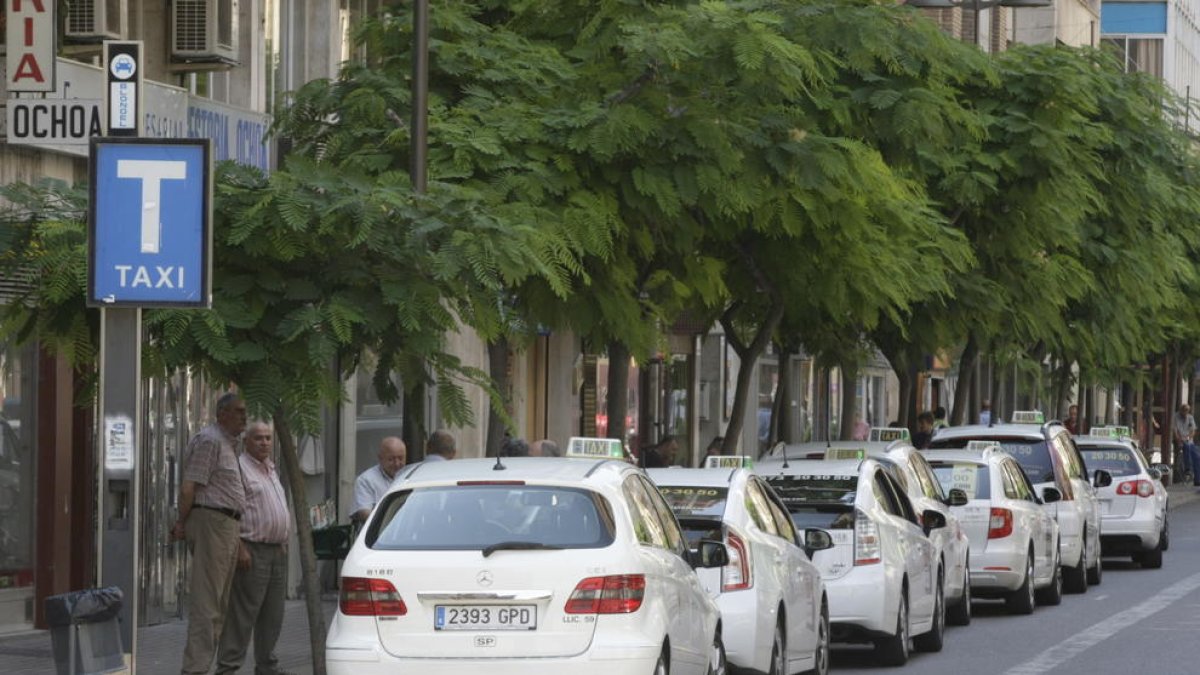 Una de les parades de taxis a Lleida.