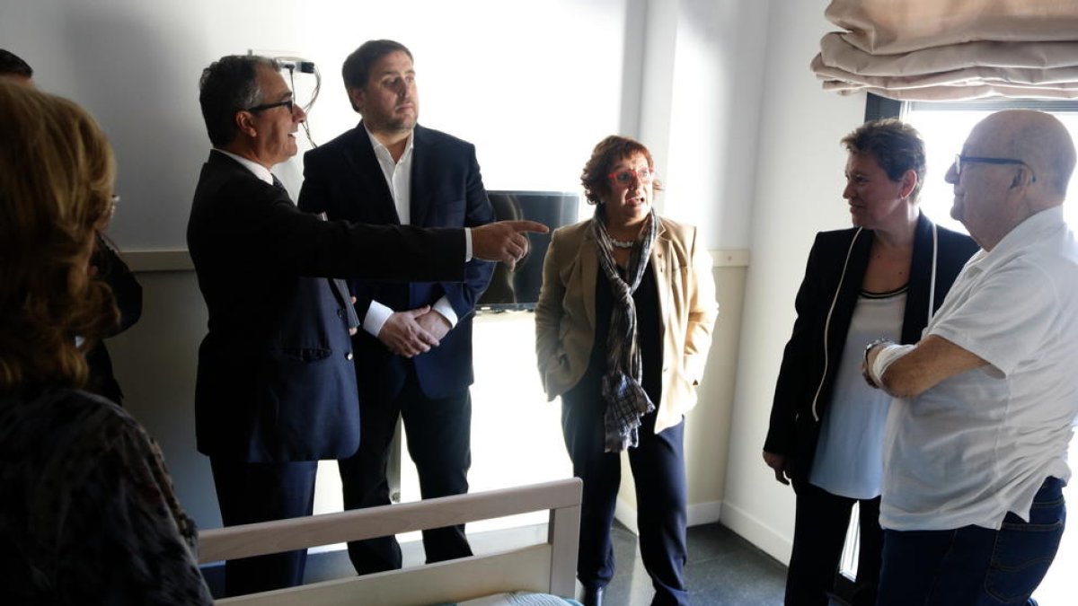 Junqueras visitó ayer una residencia de ancianos.