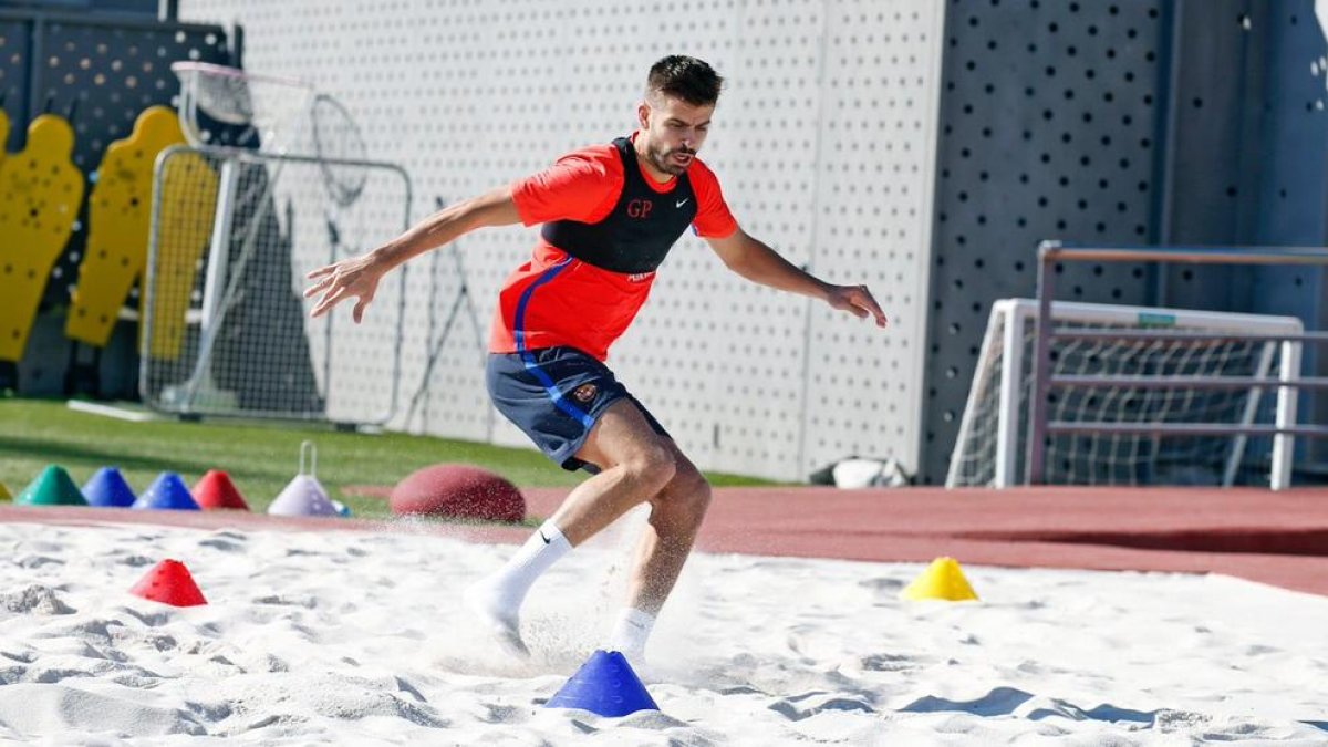 Gerard Piqué s’exercitava ahir sobre una superfície de sorra per enfortir el turmell.