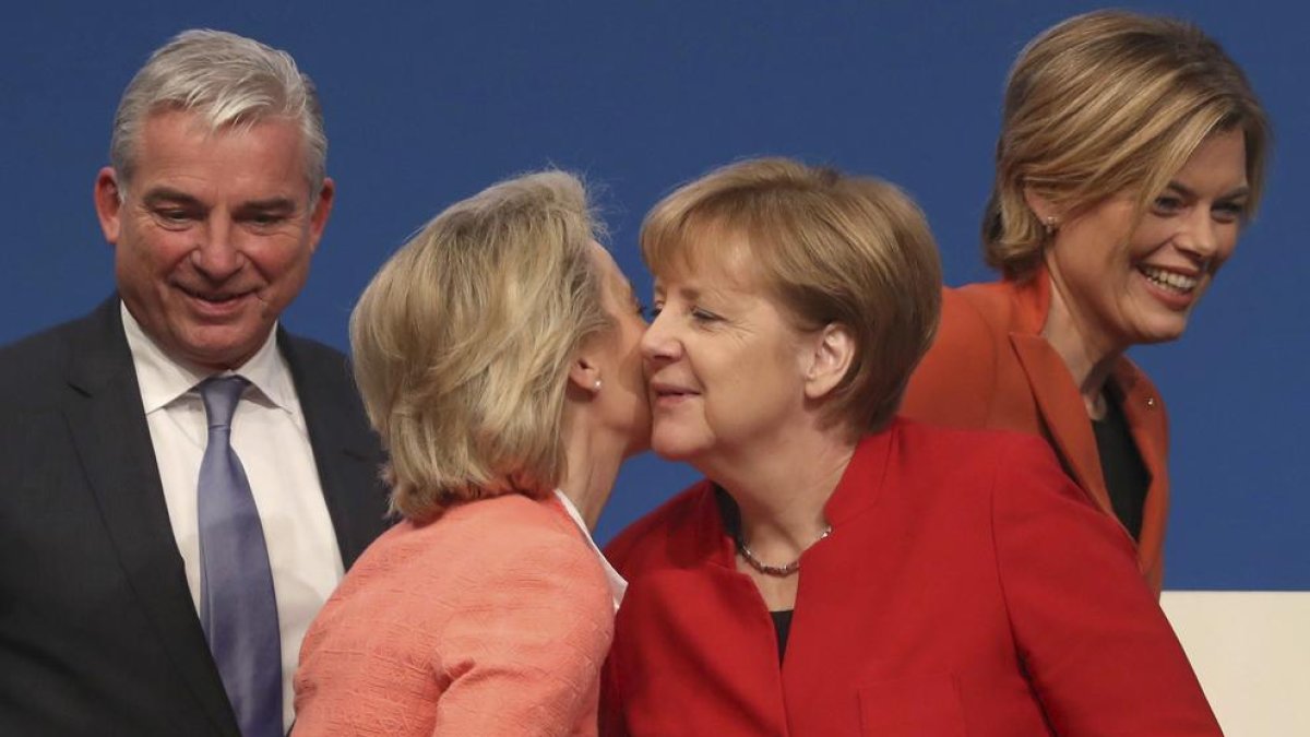 Angela Merkel saluda la ministra de Defensa, Ursula von der Leyen, durant el congrés de la CDU.