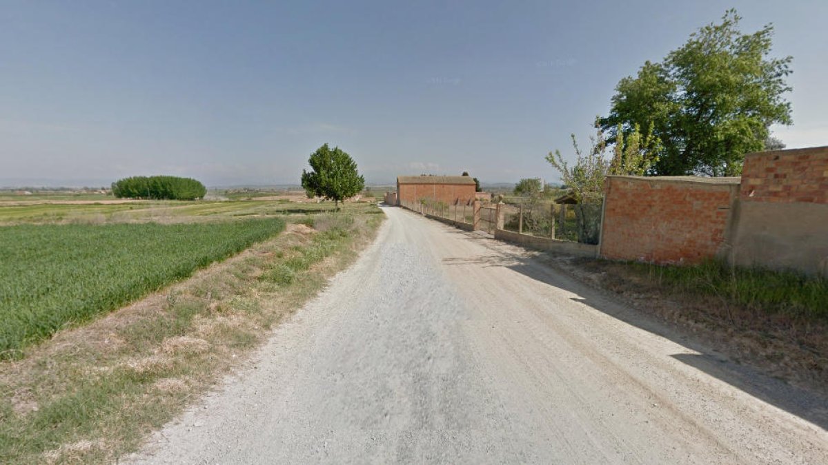 El tram de la ronda que encara està per urbanitzar.