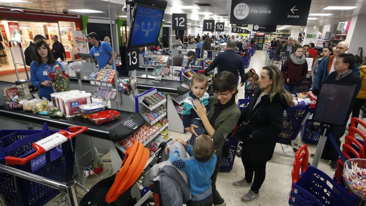 Clientes ayer en las cajas de una gran superficie comercial de la capital.