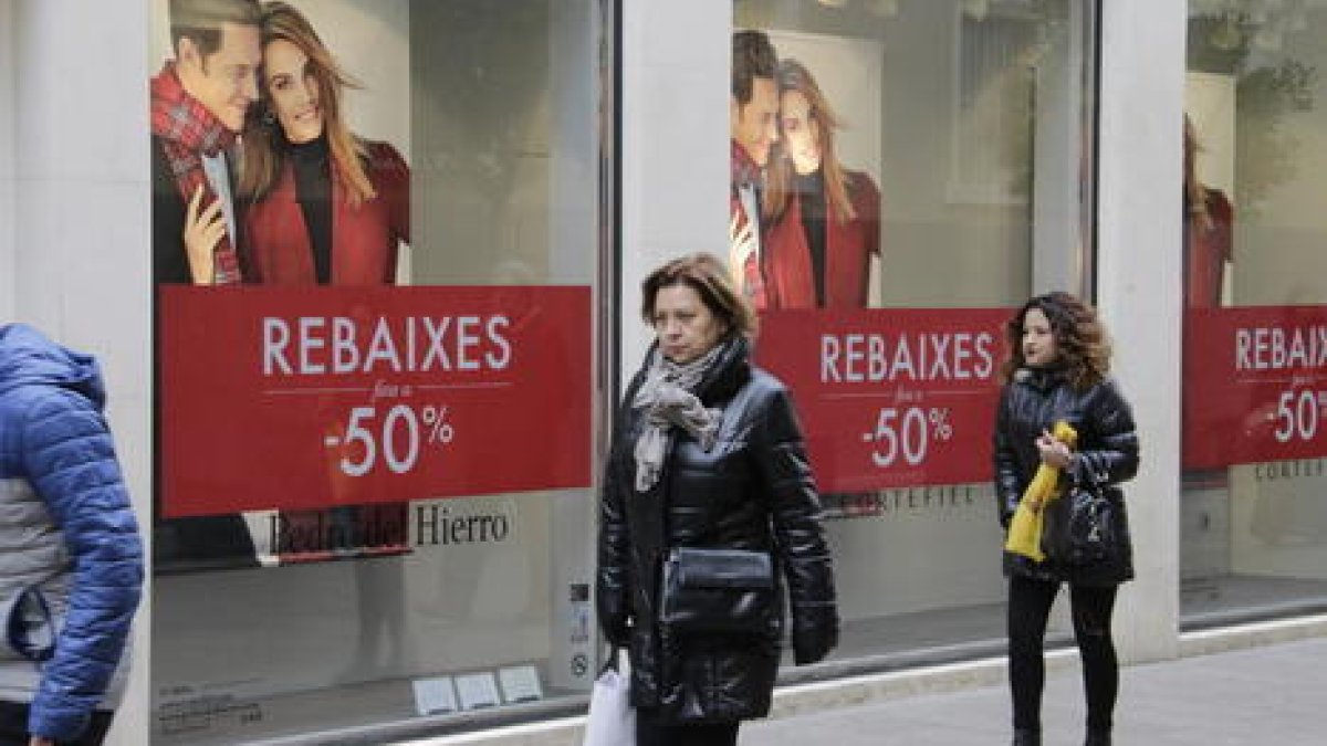 El Govern aprova la nova Llei de comerç, que liberalitza el període de rebaixes i amplia els horaris comercials