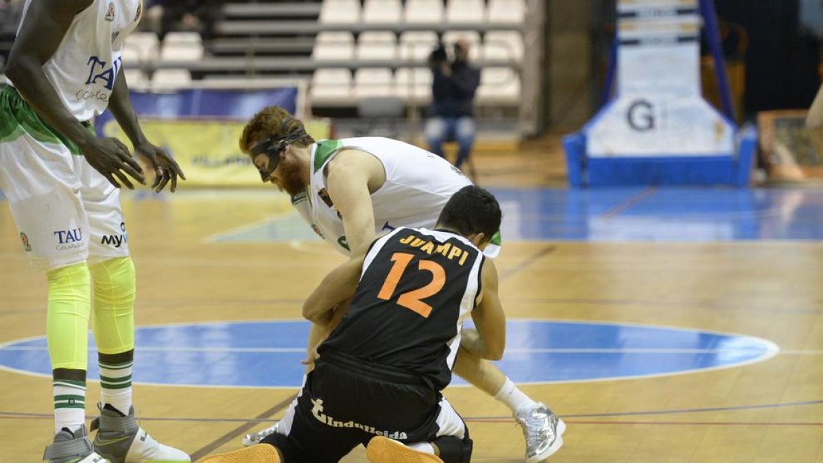 Juampi Sutina lucha por la pelota con Duran.