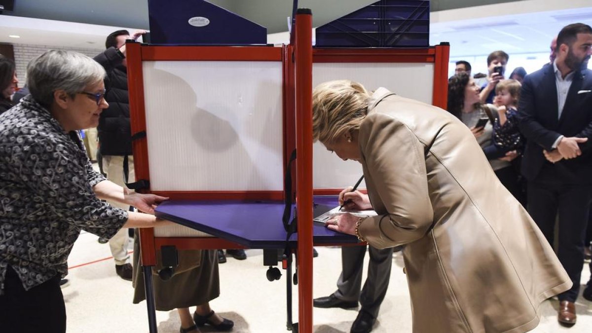 La candidata demòcrata, Hillary Clinton, va anar a dipositar el vot a les 8.00 hores a Nova York.