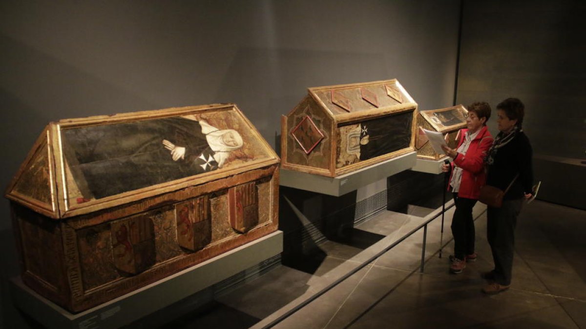 Dos visitants ahir al Museu de Lleida, en una de les sales on s’exhibeixen tres caixes sepulcrals originàries del monestir de Sixena.