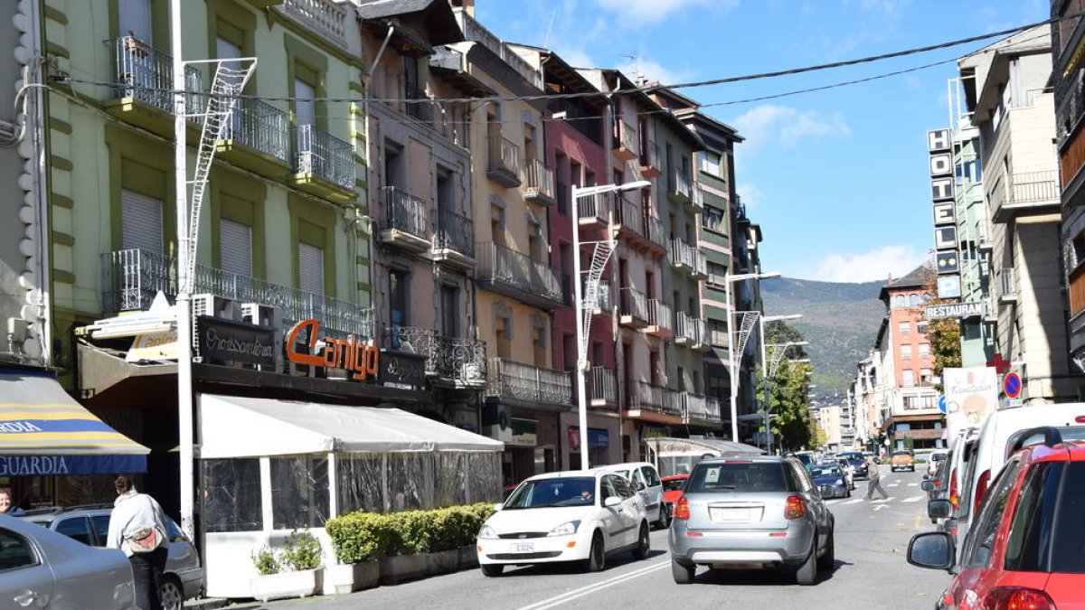 Imagen de algunos letreros afectados de la avenida Pau Claris.