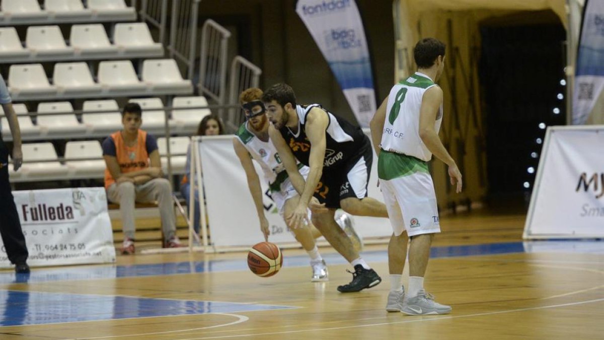 Sevillano s’emporta la pilota perseguit per un rival.