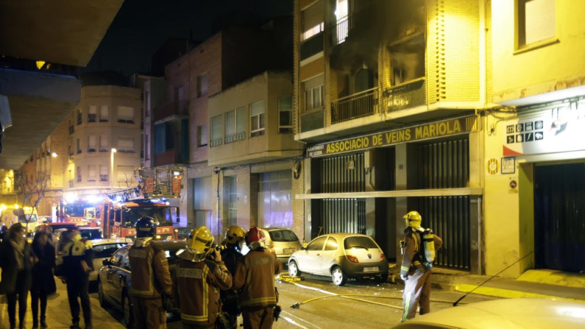 Diversos ferits en un incendi d’un pis a la Mariola