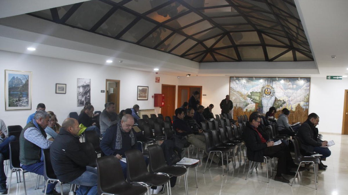 Moment de la subhasta que va tenir lloc ahir a la duana de la Farga.