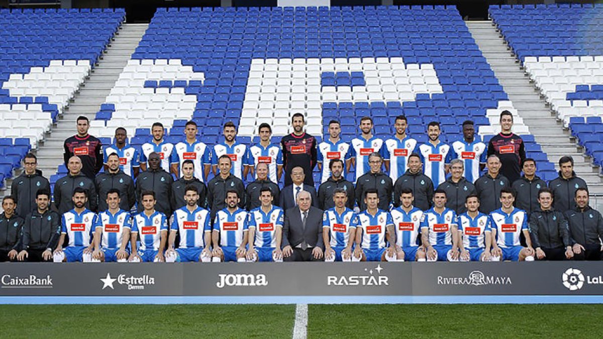 Chen Yansheng presidió la foto oficial de la temporada del Espanyol.