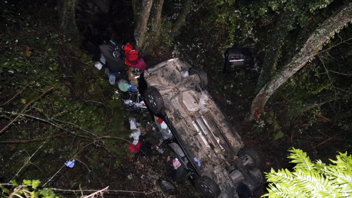 El cotxe va caure per un barranc de 7,5 m, va fer diverses voltes de campana i va quedar de cara amunt.