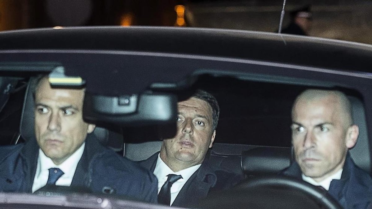 Renzi, ahir a l’arribar al Palau del Quirinal per formalitzar la dimissió davant del president italià.