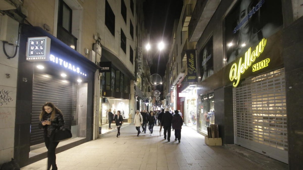 La calle Major ofrecía ayer esta atípica imagen ayer a las siete y diez de la tarde.