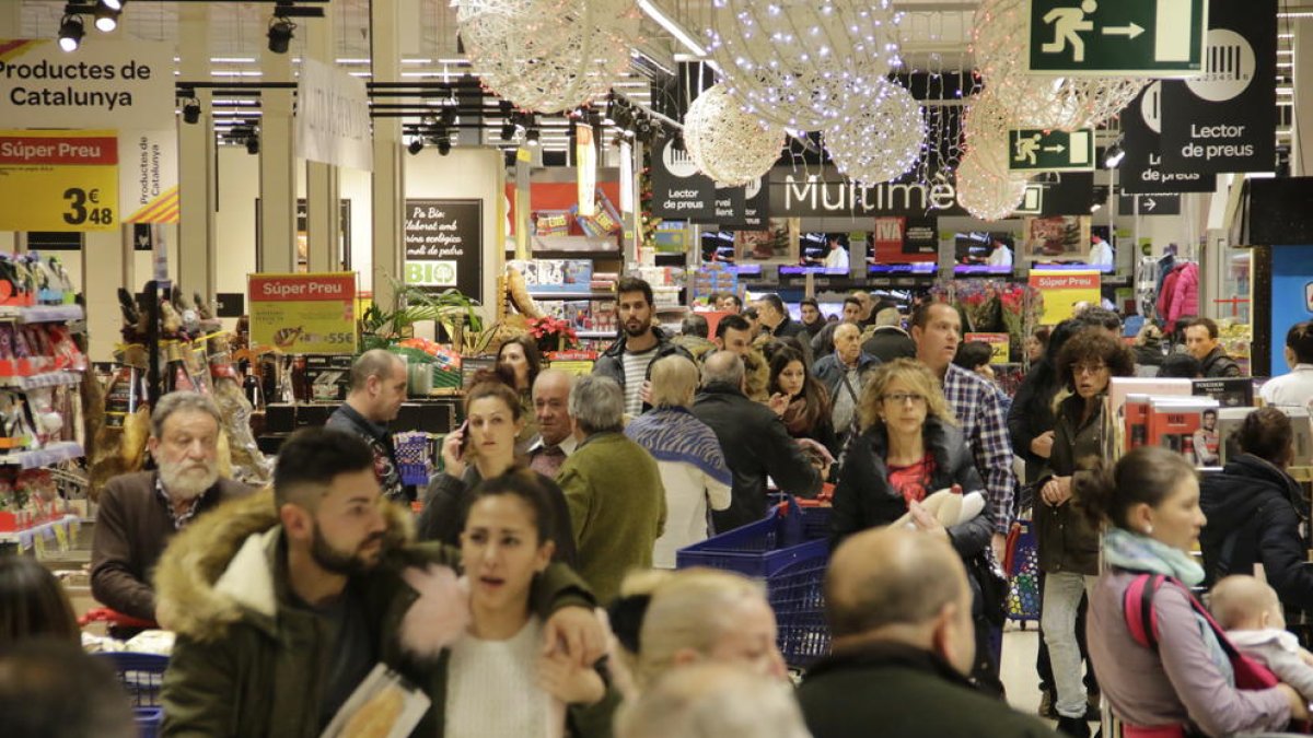 Les grans superfícies van registrar ahir una gran afluència de clients durant el festiu d’obertura comercial.