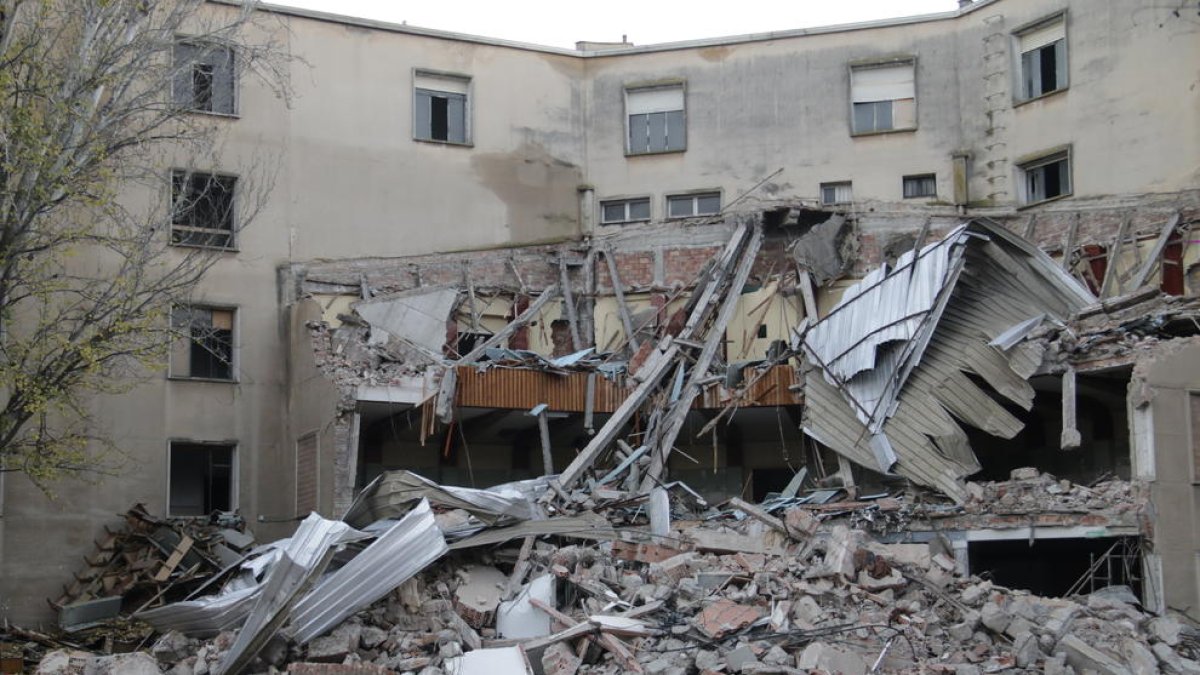 La parte del edificio de Magisteri que ya está derribada.