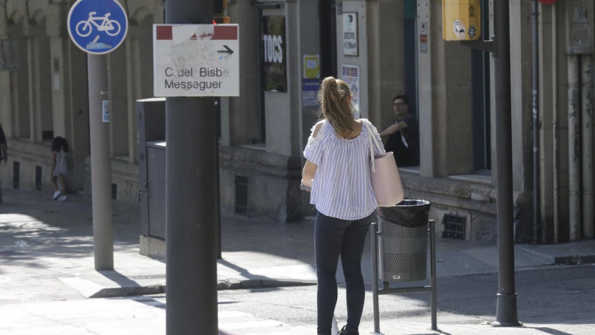 Una joven circula con un patinete eléctrico por Rambla d’Aragó por el carril bici, ayer.