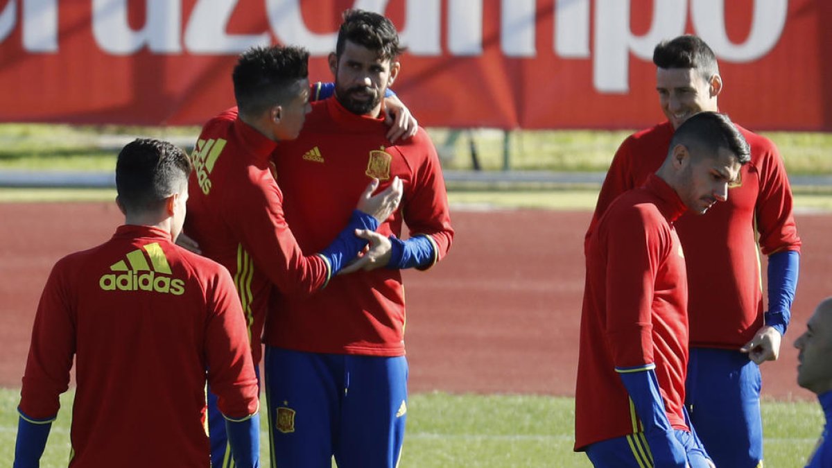 Callejón abraza a Diego Costa, que dejó ayer la concentración.