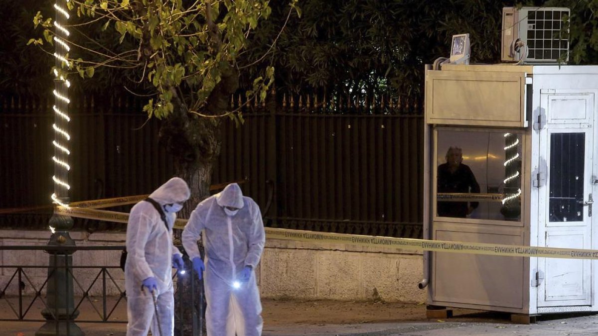 Un policia ferit en un atac a l’ambaixada francesa a Atenes