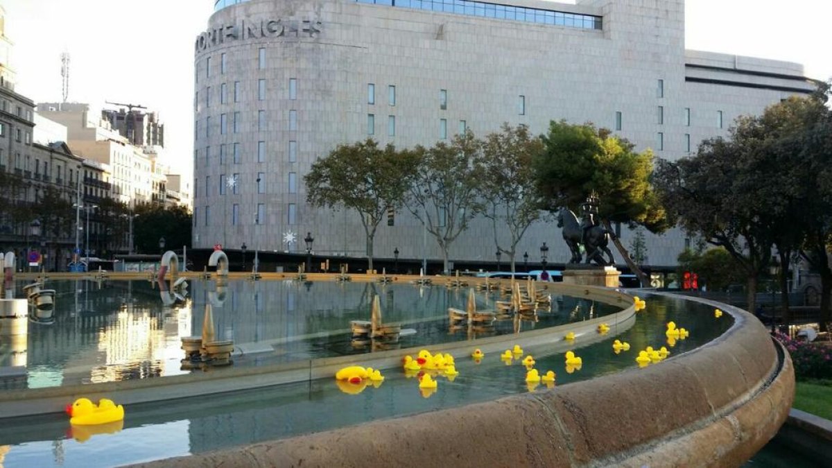 La fuente de Plaça Catalunya con patitos de goma.