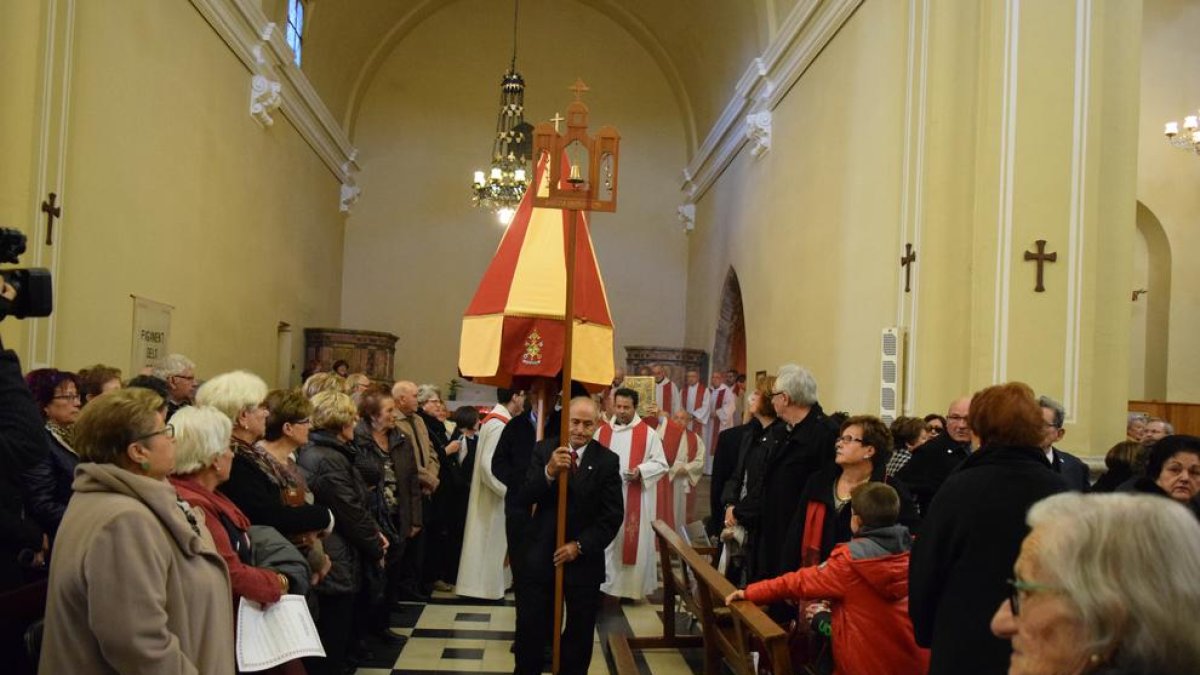 Misa solemne en el Sant Crist (izquierda) y actuación de la orquesta Costa Brava, ayer por la tarde en el pabellón Inpacsa (derecha).