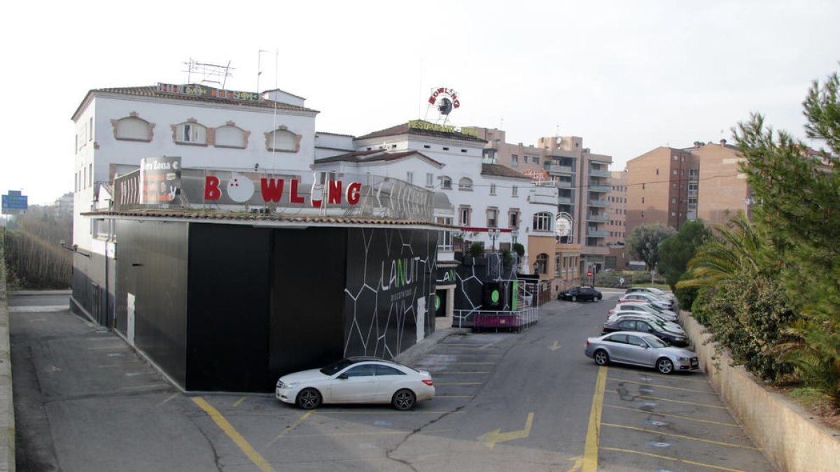 La terrassa coberta ocupa part de l’espai que es dedicava al pàrquing del local.