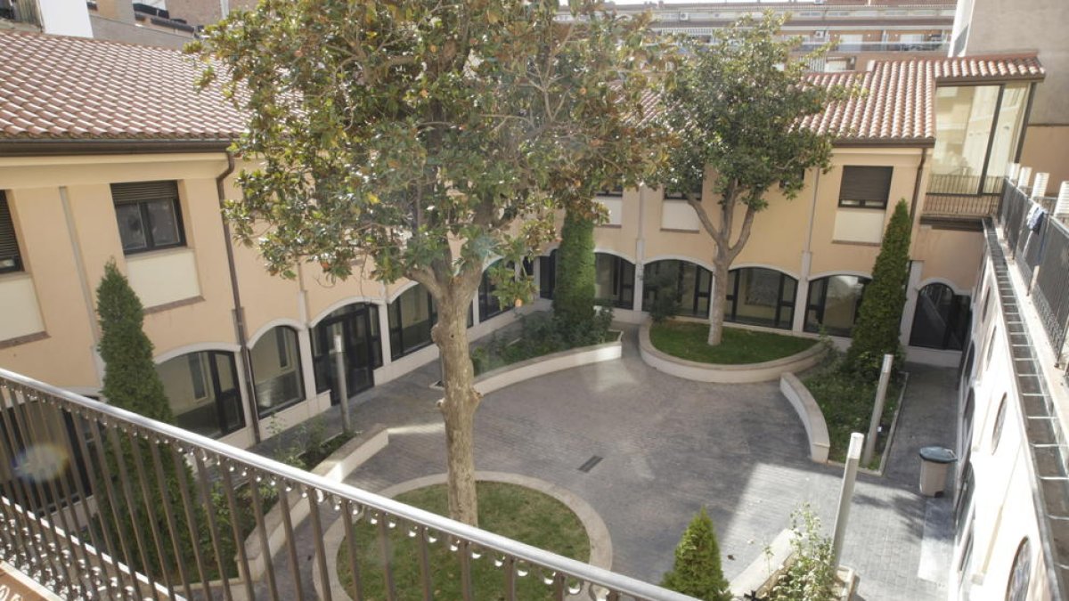 Claustre de l’Acadèmia Mariana, que ara separarà les dependències diocesanes de la residència.