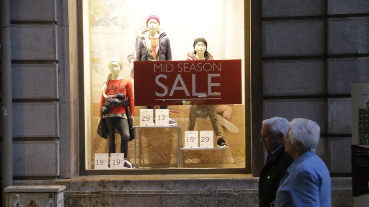 Un establiment comercial de l’Eix que anuncia rebaixes de mitja temporada.