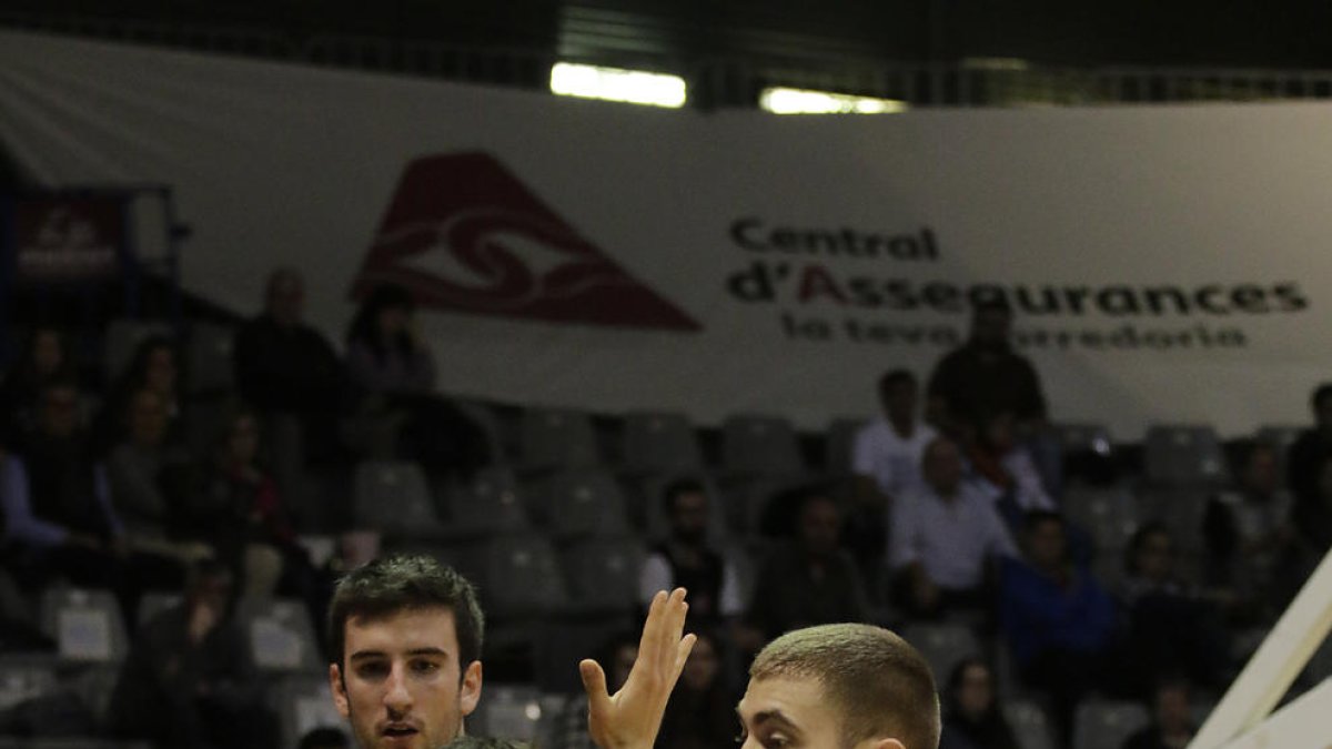 Leonardo Demetrio intenta revolverse para anotar ante la defensa de un jugador del Gipuzkoa.