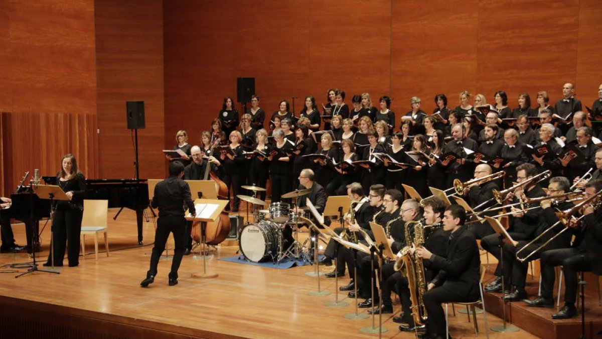 Un moment del concert de la Big Band de Lleida i el Cor Maristes Montserrat, ahir a l’Auditori.