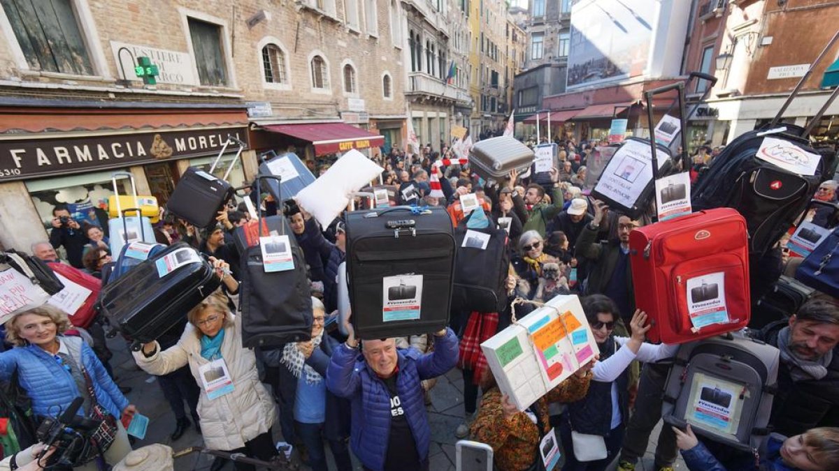 Els manifestants portaven maletes a les mans.
