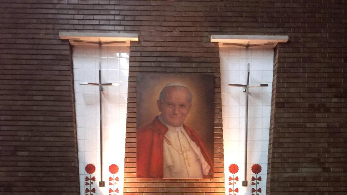 El altar y el relicario del Papa canonizado en Mequinensa.