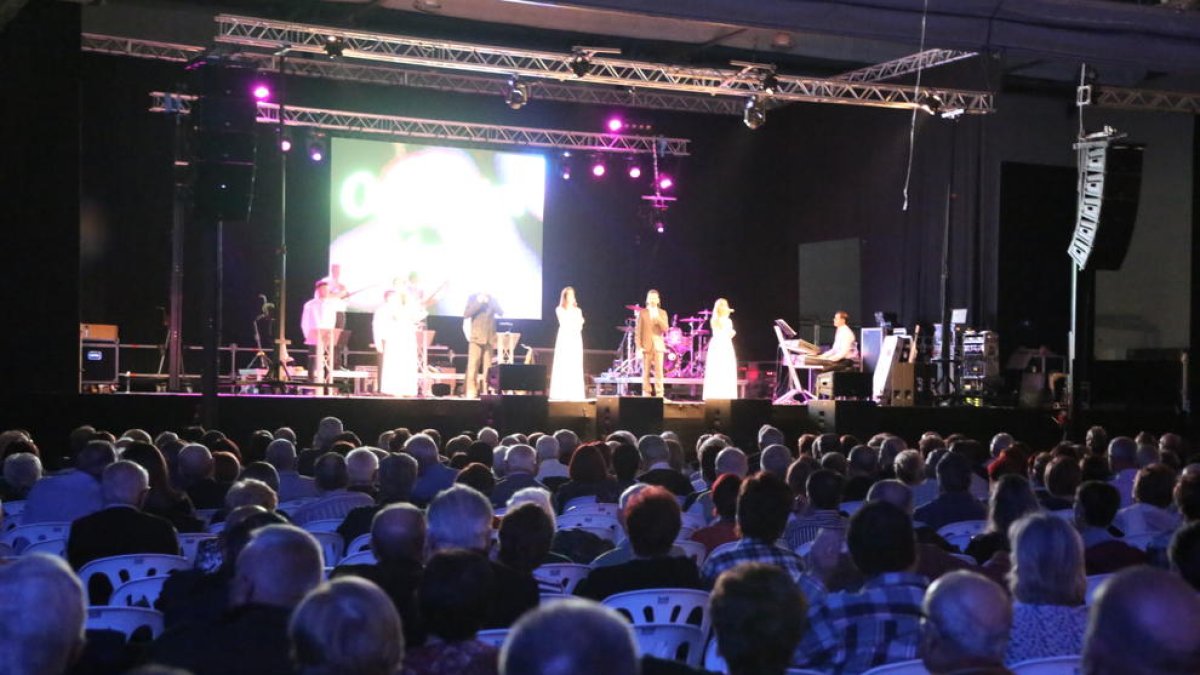 Més de 600 persones en el concert de l’orquestra Venus al pavelló d’Inpacsa.