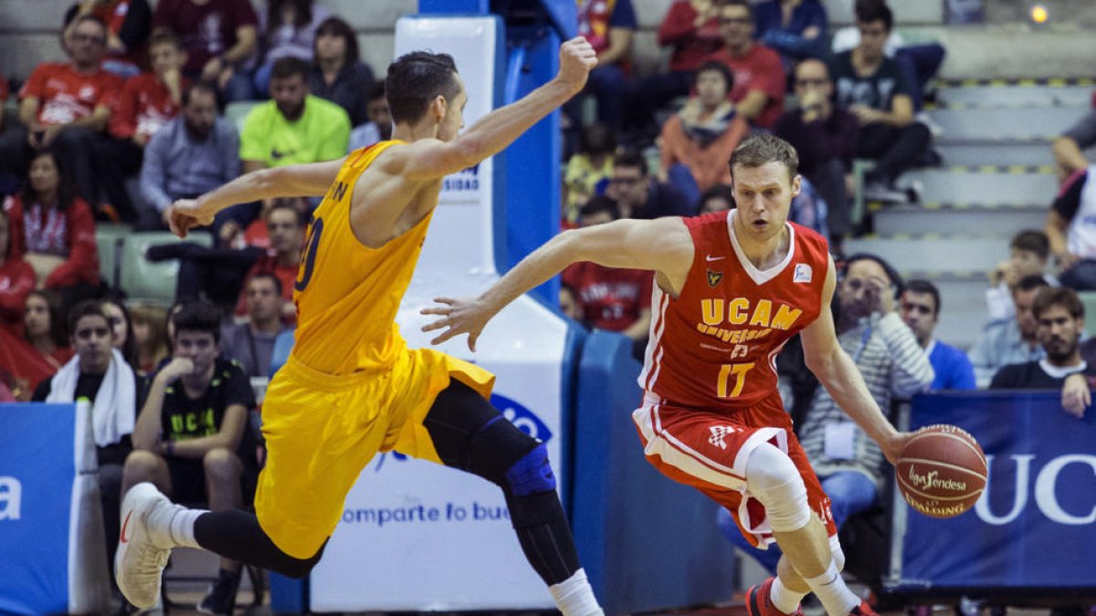 Marcus Eriksson intenta frenar una penetració de Pocius.