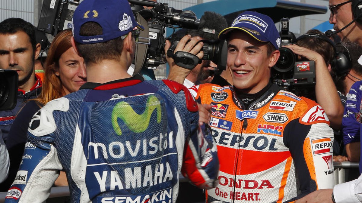 Màrquez y Lorenzo se saludan al finalizar la sesión cronometrada de ayer en Xest.