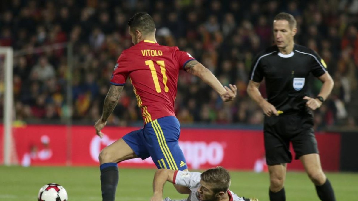 Vitolo supera un jugador de Macedònia en una acció del partit d’ahir.