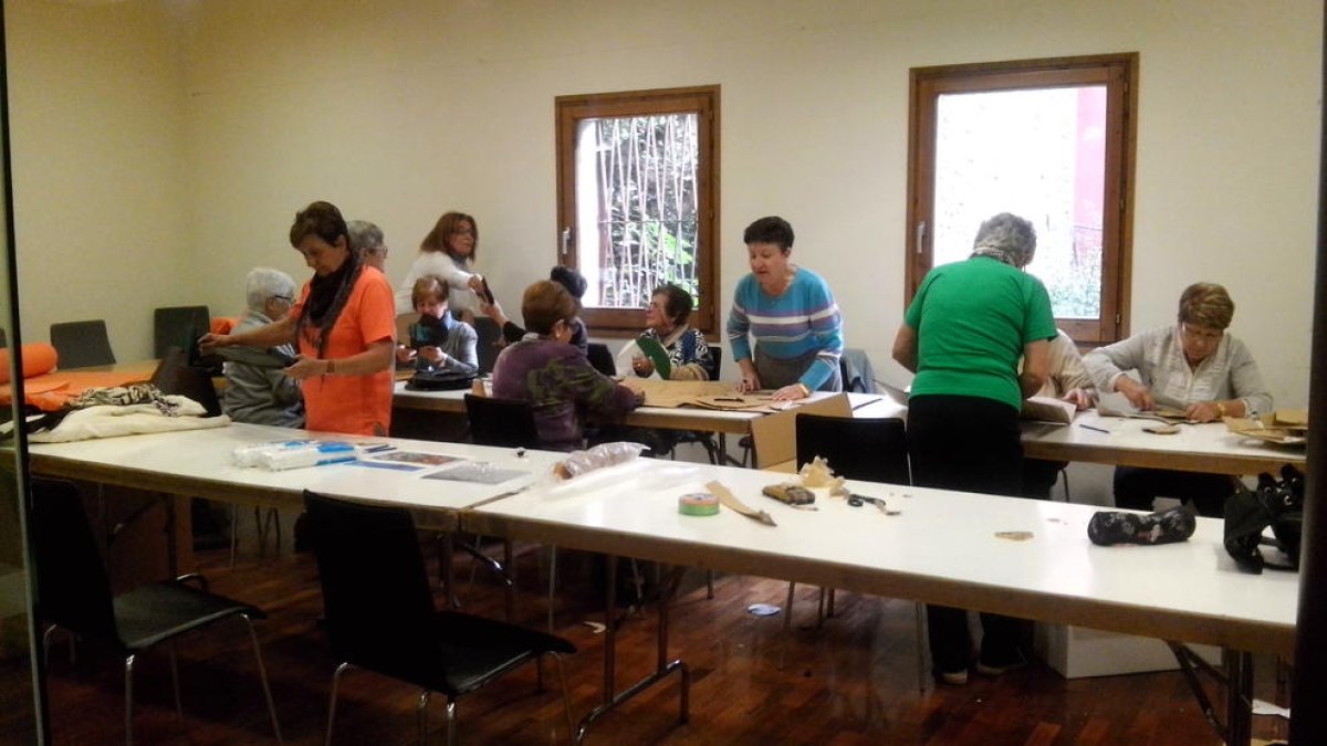 Vecinas de Vilaller trabajando esta semana en los adornos.