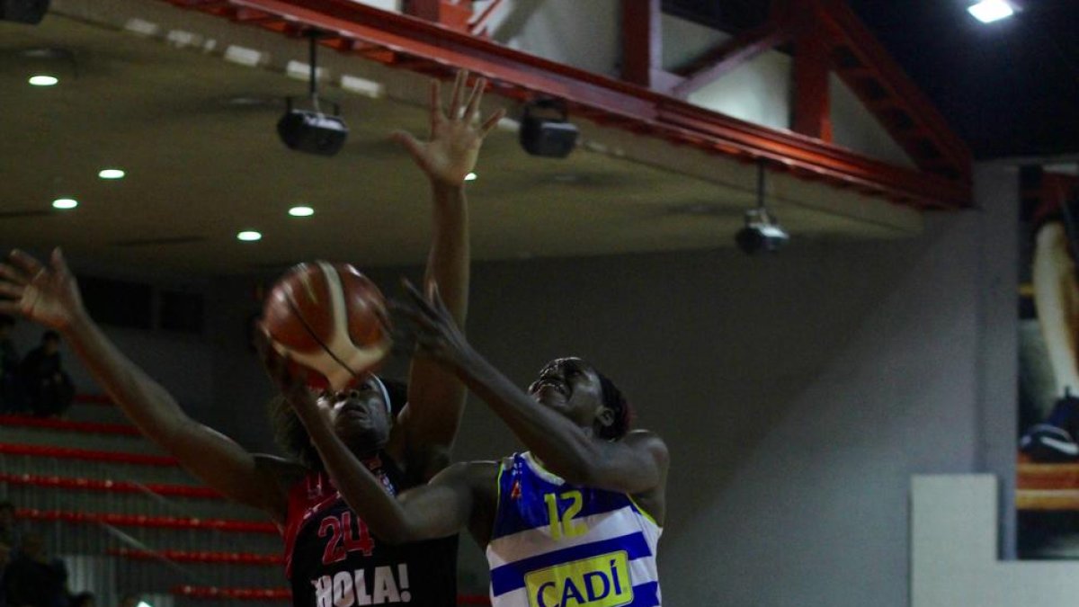 Tirera Meiya, que va ser la màxima anotadora del Cadí, intenta anotar davant de la defensa d’Imovbioh.