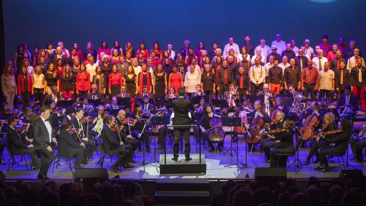 El escenario del Gran Teatre de la Passió de Cervera se llenó con los participantes del concierto.