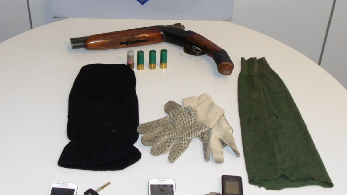 Escopeta retallada, passamuntanyes i mòbils que van utilitzar els lladres per cometre l’atracament.