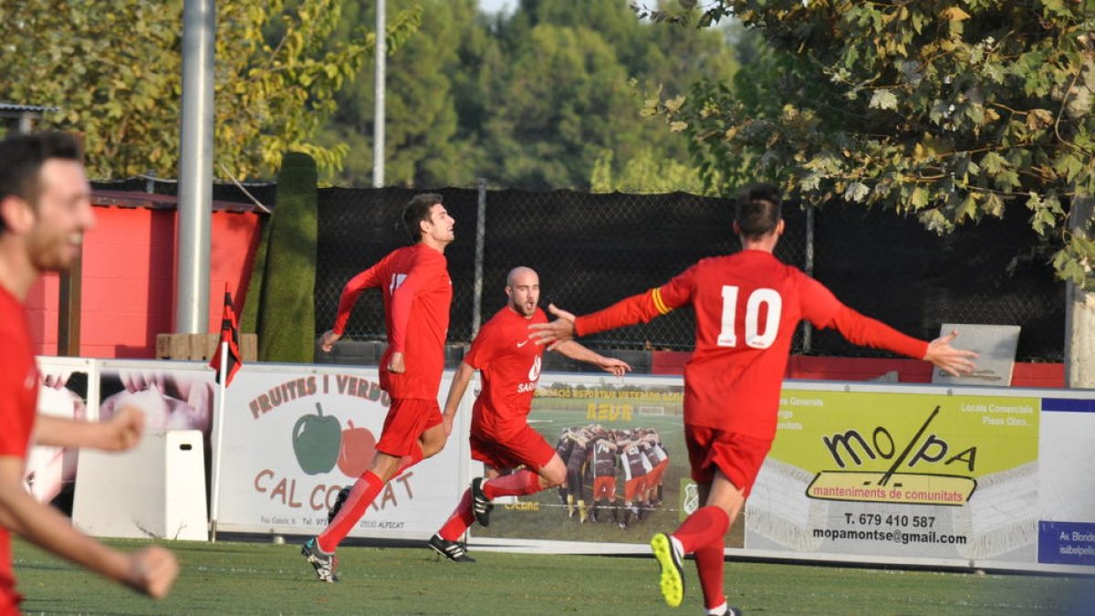 Vendrell, autor del tanto, celebra junto a sus compañeros el que sería el gol de la victoria.