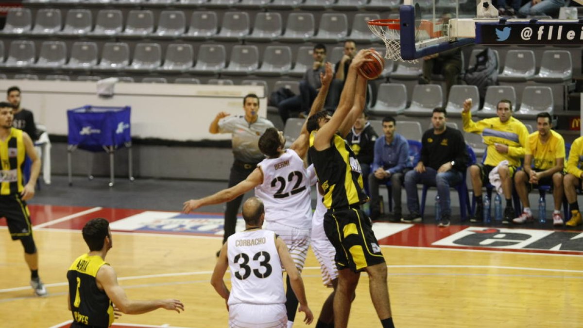 Un jugador del Pardinyes trata de anotar ante la oposición rival.