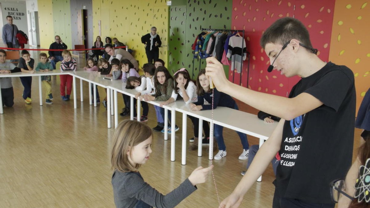 Adrià Codina va impartir ahir el taller infantil de màgia.