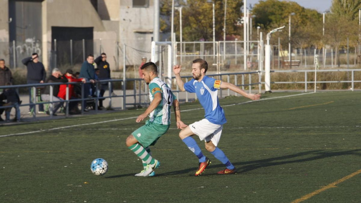 Un jugador del Magraners intenta protegir la pilota en una jugada del partit.