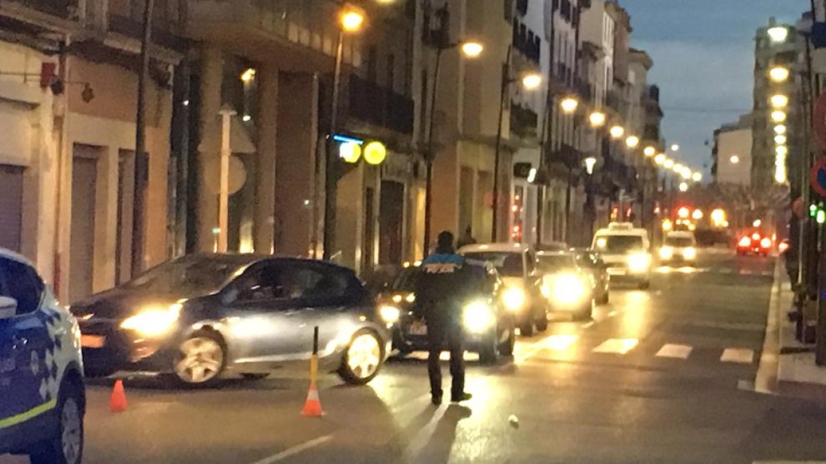 La policia local va desviar el trànsit fins que Adif va reparar l’avaria.
