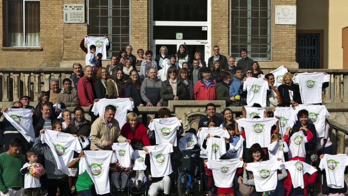 Foto de família dels participants ahir al col·legi Maristes Montserrat de Lleida.