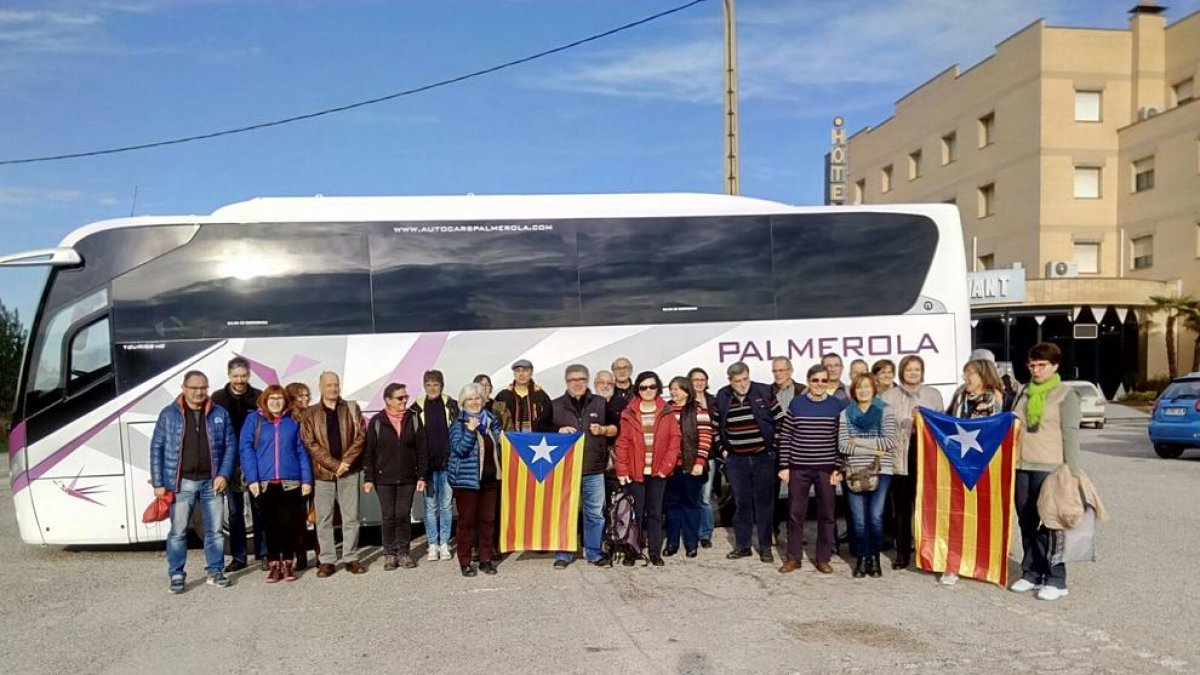Manifestantes del Jussà y el Sobirà antes de partir.