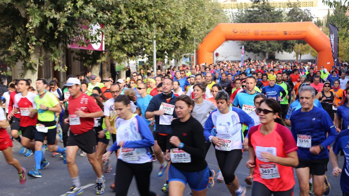 La salida de la prueba larga fue multitudinaria, con la participación de centenares de corredores.