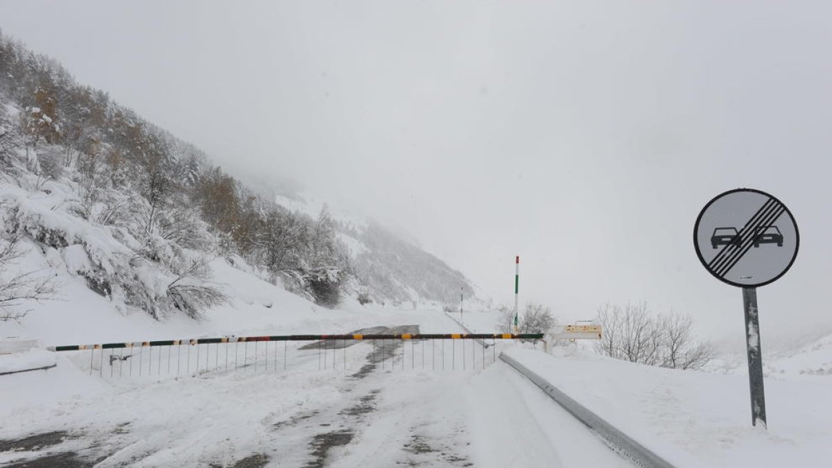 La neu obliga a circular amb cadenes pel Port de la Bonaigua i alerten de fort vent a cotes altes