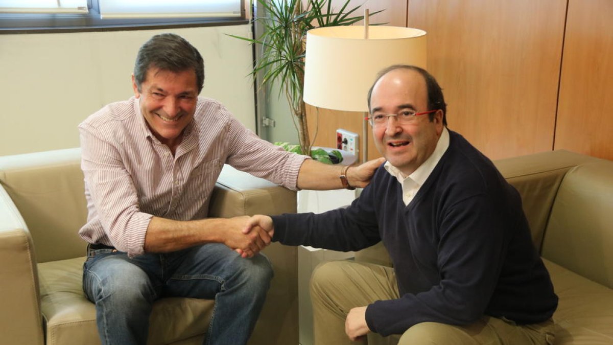Fernández i Iceta fan una encaixada de mans abans de la reunió d’ahir a la seu del partit a Ferraz.